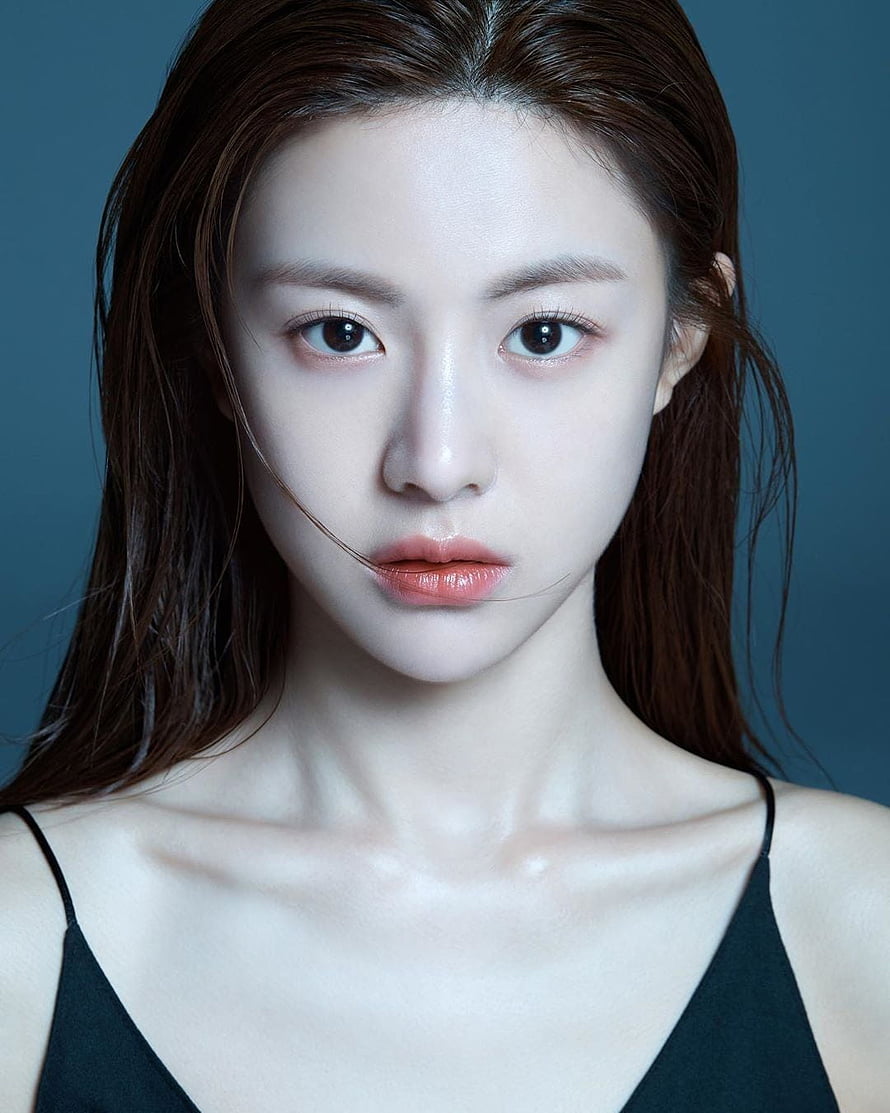 Portrait of a Beautiful Asian Woman with Brown Hair and Glossy Lips, Asian Beauty Hub. Go Yoon jung HD phone wallpaper