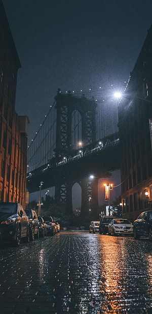 Rainy Night View of Manhattan Bridge Over Wet Cobblestone Street, Sidewalk near bridge, city, night . Cidade, Papel de parede de fundo, Papel de parede celular, Aesthetic Skyline HD phone wallpaper
