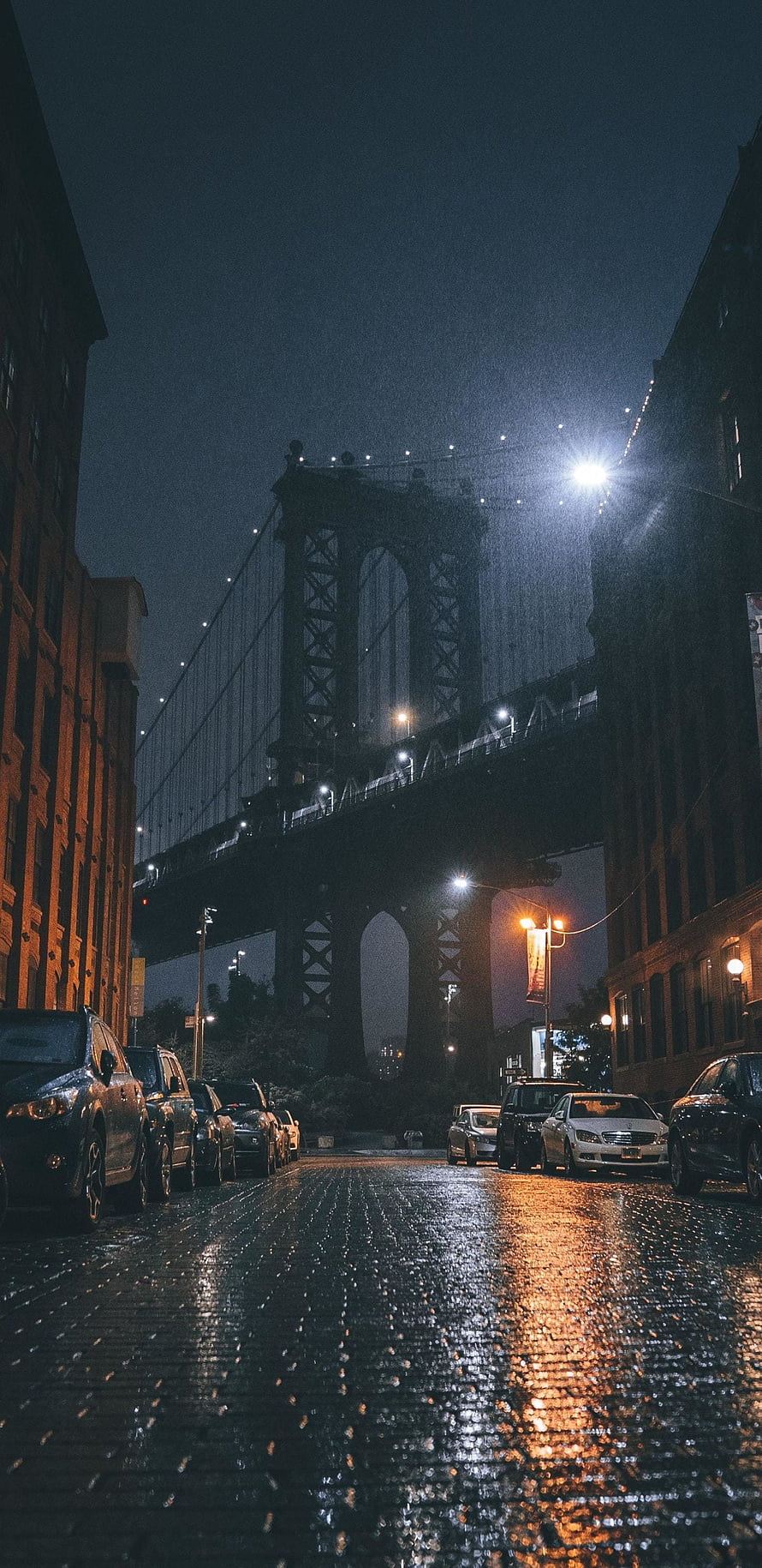 Rainy Night View of Manhattan Bridge Over Wet Cobblestone Street, Sidewalk near bridge, city, night . Cidade, Papel de parede de fundo, Papel de parede celular, Aesthetic Skyline HD phone wallpaper