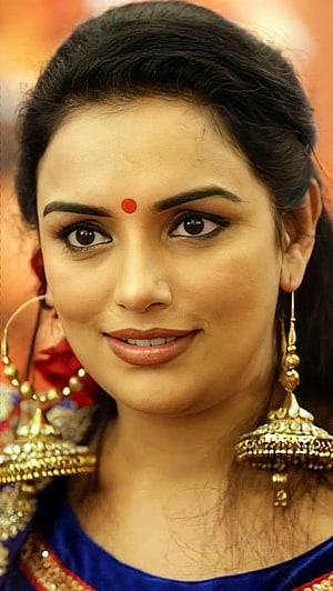Swetha Menon in Traditional Indian Attire with Gold Earrings and Red Bind HD phone wallpaper
