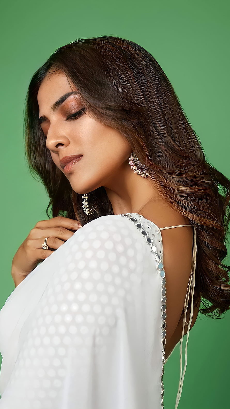 Malavika Mohanan in White Ethnic Wear with Silver Jewelry Against Green Background HD phone wallpaper