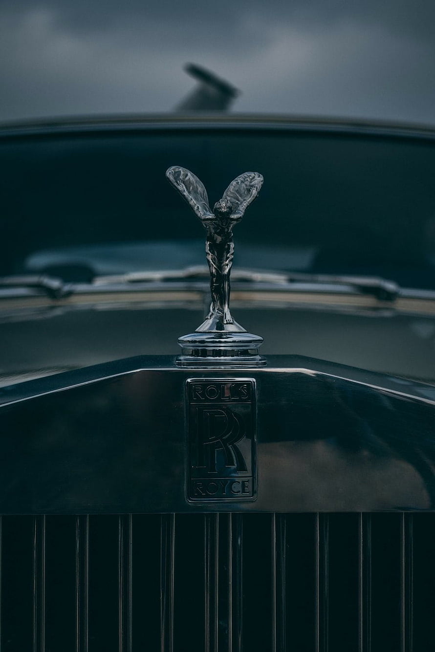 Close-Up of Rolls-Royce Spirit of Ecstasy Hood Ornament and Emblem HD phone wallpaper