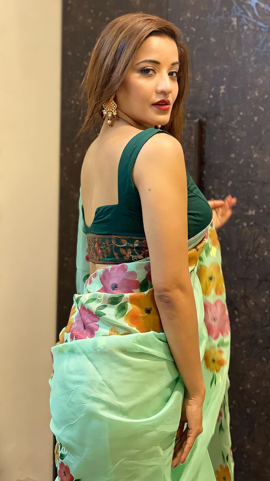 Monalisa Bhojpuri Actress in Mint Green Floral Saree with Emerald Green Blouse HD phone wallpaper