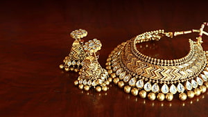 Traditional Indian Gold Jewelry Set With Intricate Filigree And Pearl Drops HD wallpaper