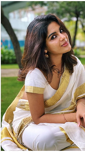 Samyuktha Menon in White and Gold Saree for Onam Celebration HD phone wallpaper