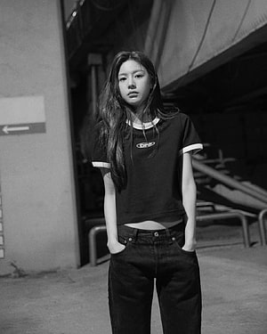 Go Yoon Jung in Black and White Urban Portrait Wearing Ringer Tee and Jeans HD phone wallpaper