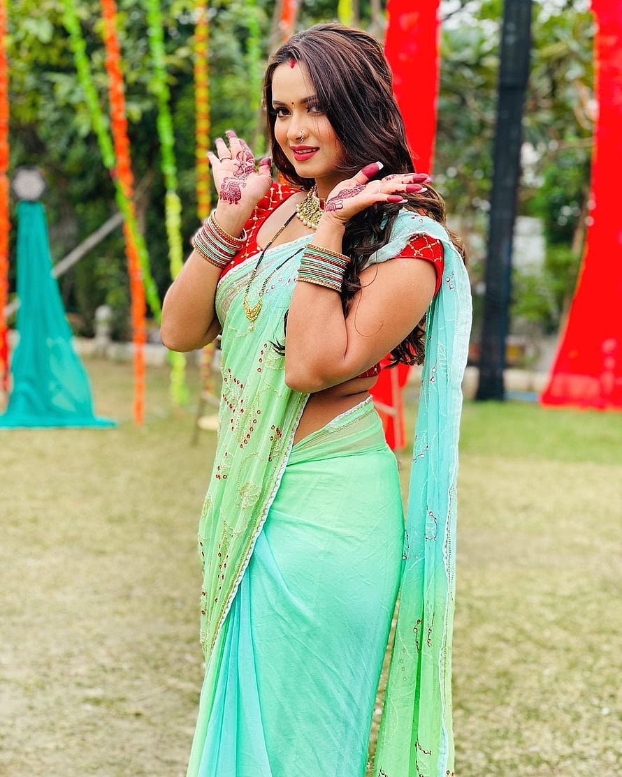 Neelam Giri in a Mint Green Saree with Red Blouse and Traditional Jewelry HD phone wallpaper