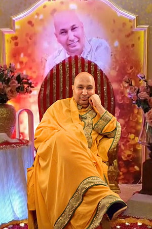 Bhagwan Shree Rajneesh Om Shanti Sitting Portrait in Yellow Robes HD phone wallpaper