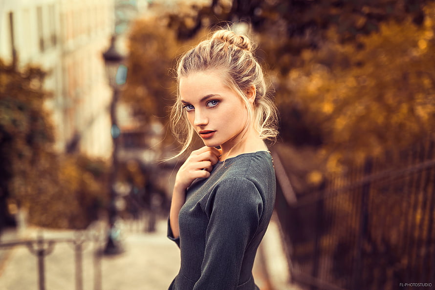 Blonde Woman in Dark Dress with Autumn City Background, Blonde and beautiful woman, portrait HD wallpaper