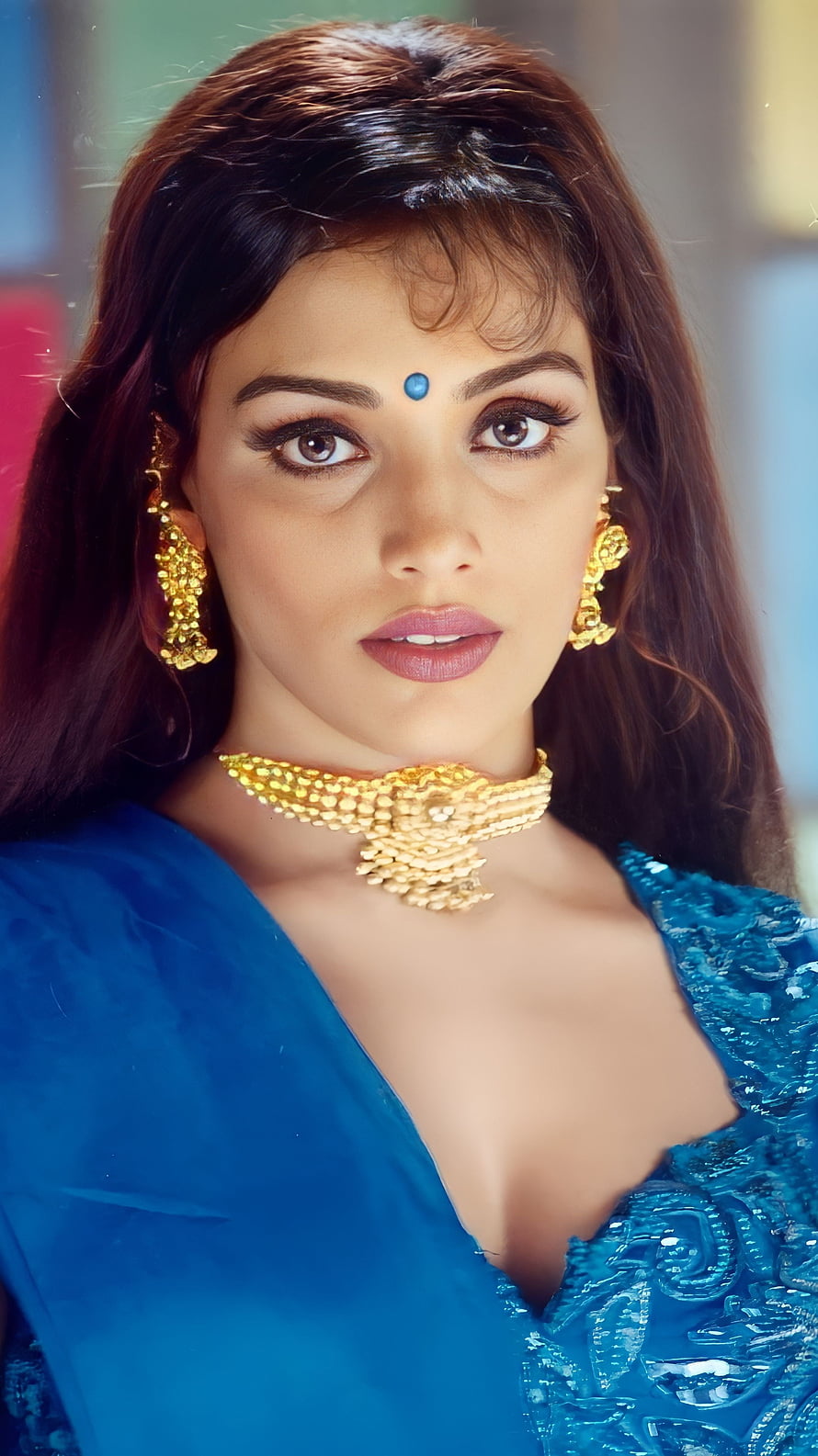 Swetha Menon in Traditional Blue Saree with Gold Jewelry and Bindu HD phone wallpaper