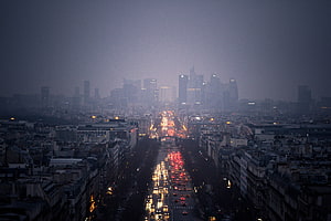 Paris Avenue at Dusk with City Traffic and Hazy Skyline HD wallpaper