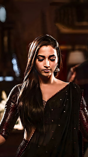 Srinidhi Shetty in KGF Chapter 2 Traditional Black Ethnic Wear HD phone wallpaper