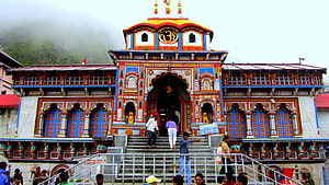 Badrinath Temple in the Himalayas with Vibrant Facade and Misty Mountain Backdrop HD wallpaper