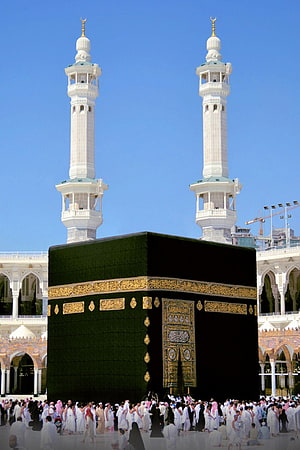 The Kaaba in Mecca Surrounded by Pilgrims and Minarets HD phone wallpaper