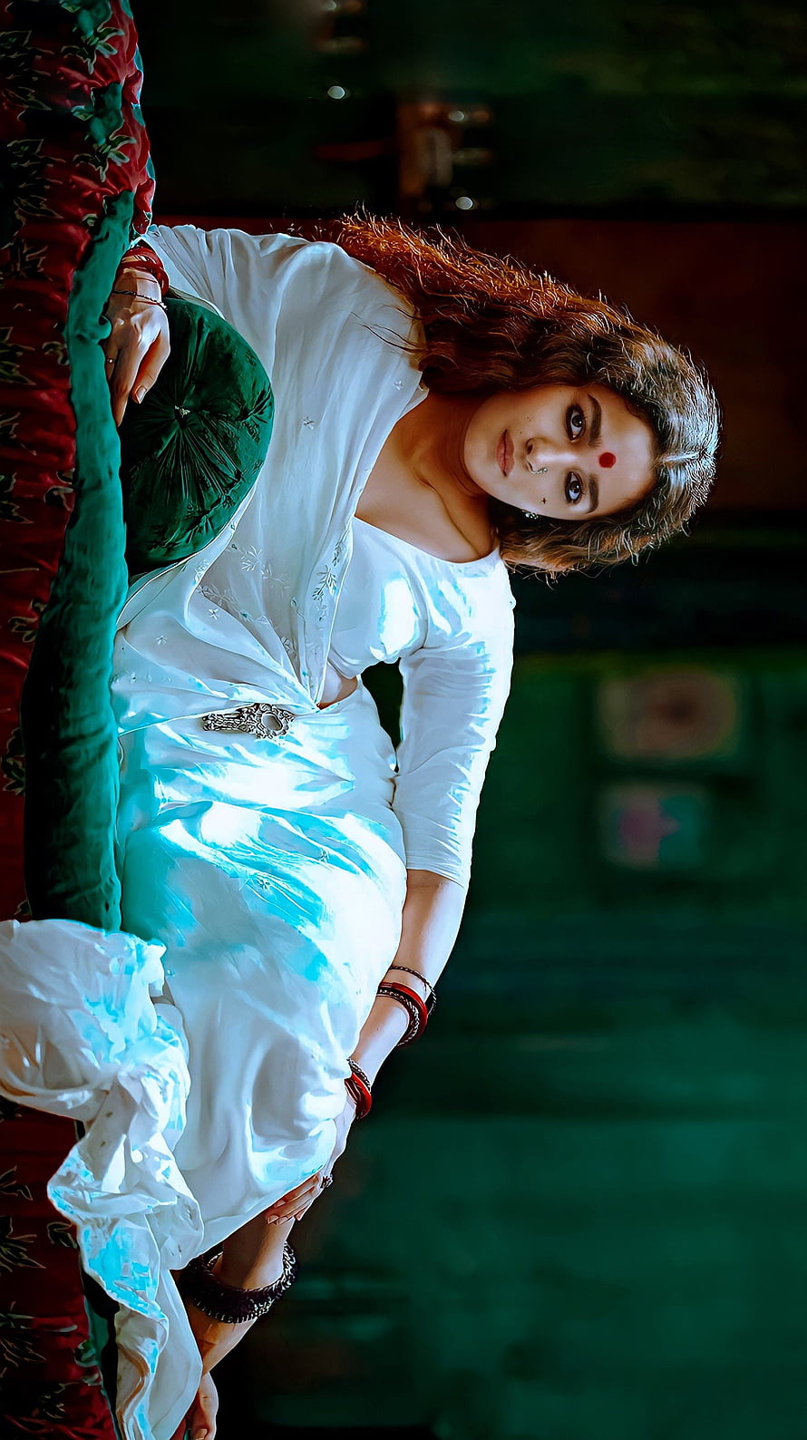 Alia Bhatt in white saree from Gangubai Kathiawadi with red bindi and bangles HD phone wallpaper