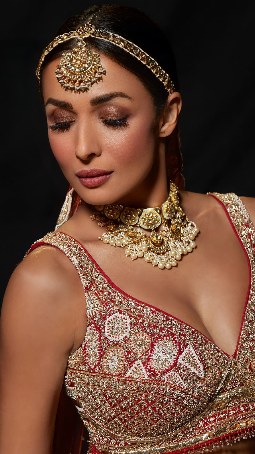Malaika Arora in Traditional Indian Bridal Attire with Gold Jewelry and Red Embroidered Lehenga HD phone wallpaper