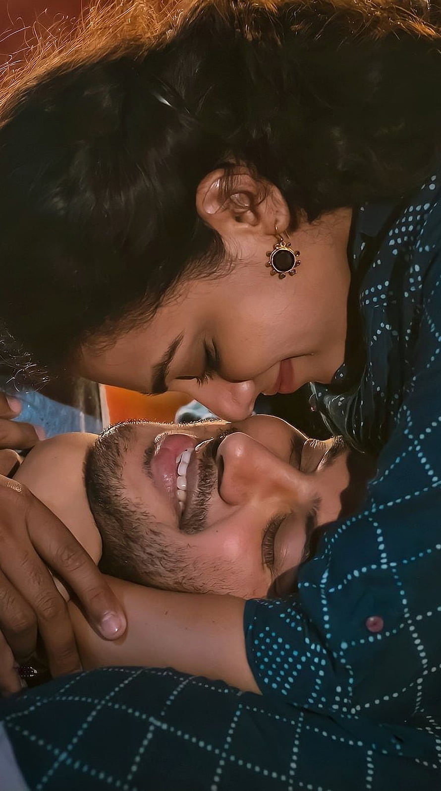 Dulquer Salmaan and Nithya Menon in an intimate romantic scene from Oh Kadal Kanmani HD phone wallpaper