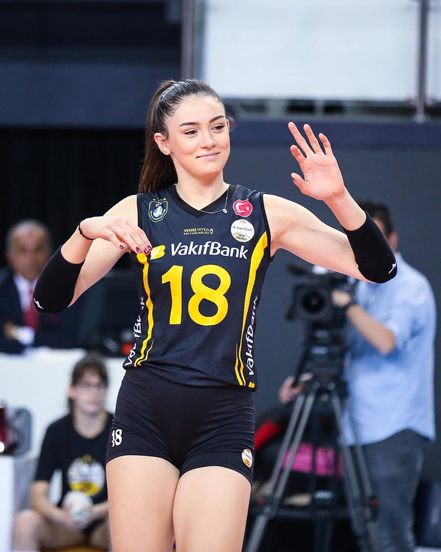 Zehra Gunes in VakifBank Volleyball Jersey Number 18 Waving to Crowd HD phone wallpaper