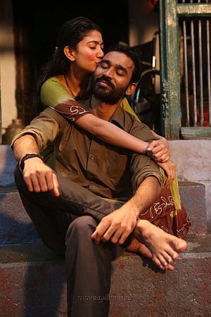 Dhanush and Sai Pallavi in an intimate embrace on stone steps from Maari 2 HD phone wallpaper