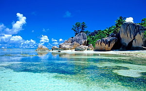 Tropical Beach with Giant Granite Boulders and Crystal Clear Turquoise Water HD wallpaper