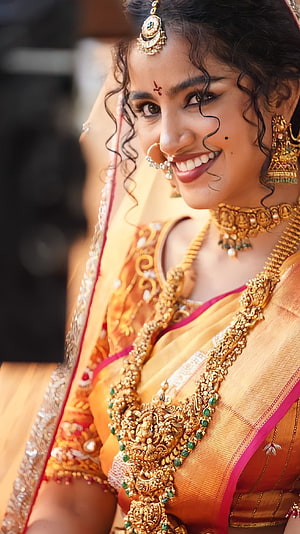 Anupama Parmeshwaran in Traditional South Indian Bridal Attire with Gold Jewelry HD phone wallpaper