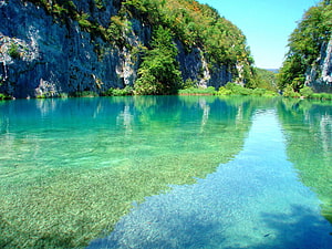 Plitvice Lakes National Park in Croatia with crystal clear turquoise water and limestone cliffs HD wallpaper
