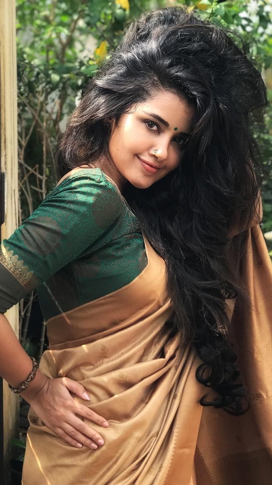 Samantha Ruth Prabhu in a Golden Saree and Green Blouse Portrait, Anupama Parameswaran, Heroine, Anupama Heroine HD phone wallpaper