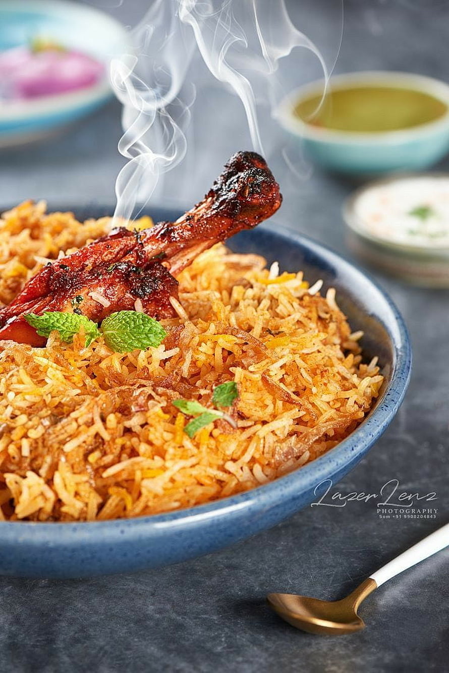 Steaming Hot Chicken Biryani with Mint Garnish in Blue Bowl HD phone wallpaper