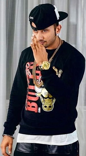 Yo Yo Honey Singh in Black Chicago Bulls Sweatshirt and Gold Chain HD phone wallpaper