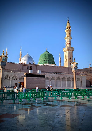 Grand Mosque of Medina with Green Dome and Minaret Under Clear Blue Sky HD phone wallpaper