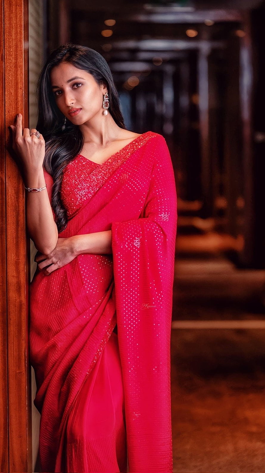 Rashmika Mandanna in a stunning red saree posing elegantly against a wooden frame, Srinidhi Shetty, kgf2 heroine HD phone wallpaper