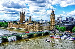 Big Ben and Palace of Westminster overlooking the River Thames with Westminster Bridge in London HD wallpaper