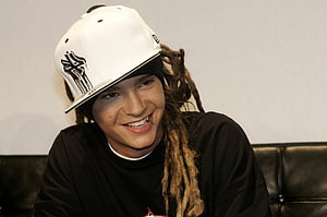 Tom Kaulitz Smiling Portrait Wearing White NY Cap and Black Sweatshirt HD wallpaper