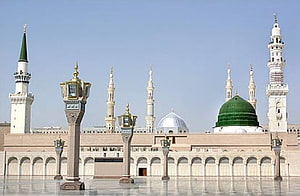 Al Masjid Al Nabawi in Madina with Green Dome and Minarets HD wallpaper