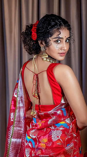Woman in Red Saree with Gold Jewelry and Floral Hair Accessory, Anupama parmeshwaran, anupama, malayalam actress, saree beauty HD phone wallpaper