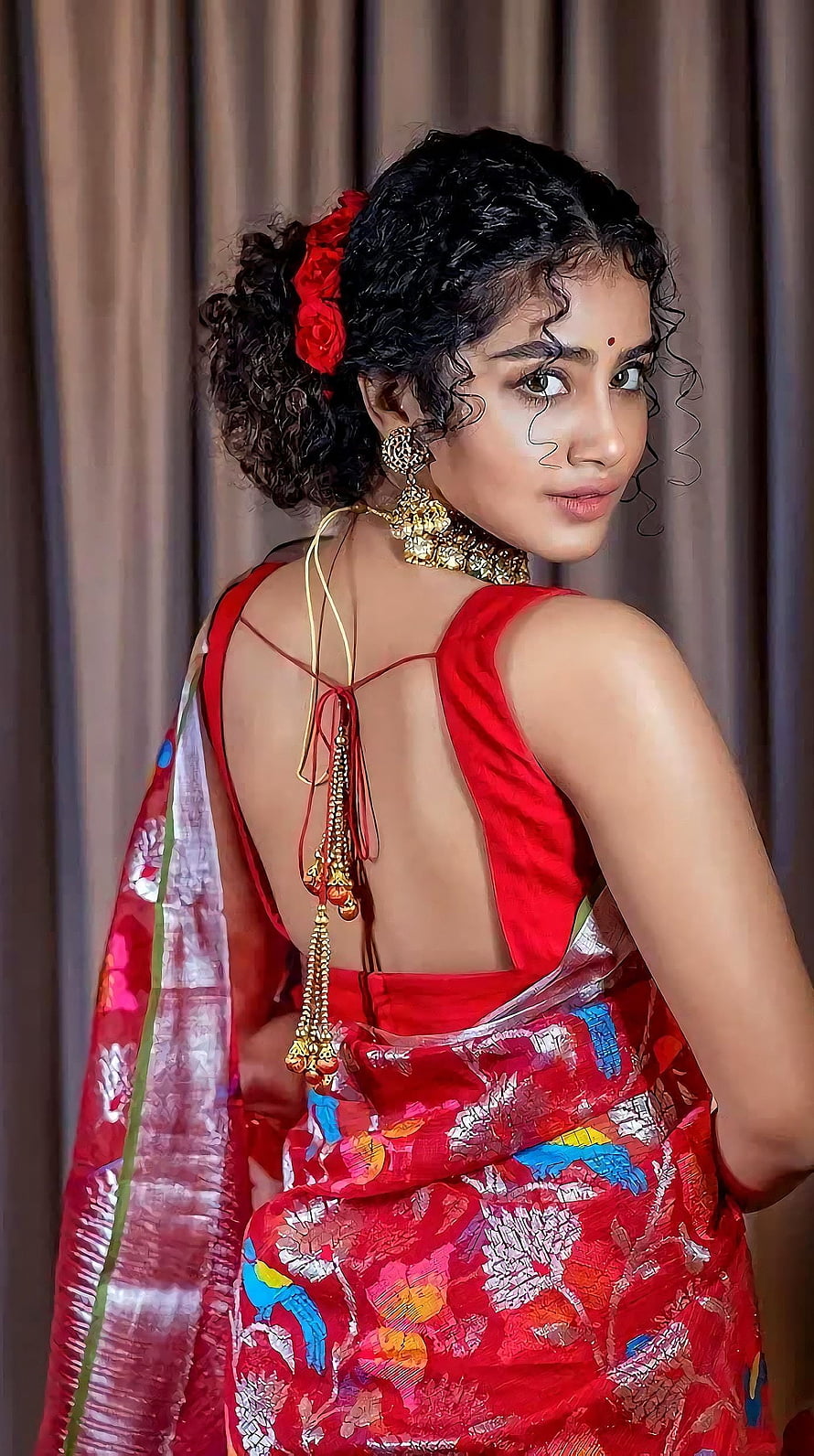 Woman in Red Saree with Gold Jewelry and Floral Hair Accessory, Anupama parmeshwaran, anupama, malayalam actress, saree beauty HD phone wallpaper