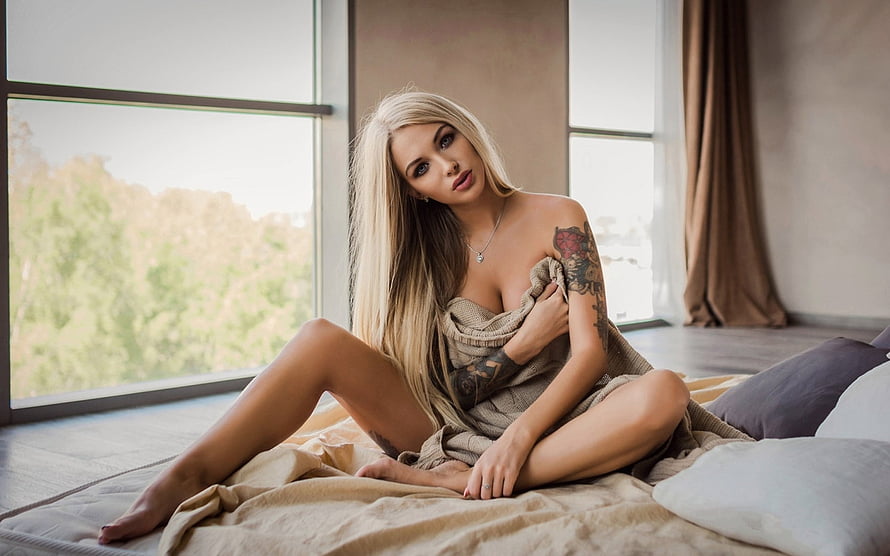 Blonde Woman With Tattoos Sitting On Bed Wrapped In Blanket, Beauty, girl, model, people, woman HD wallpaper