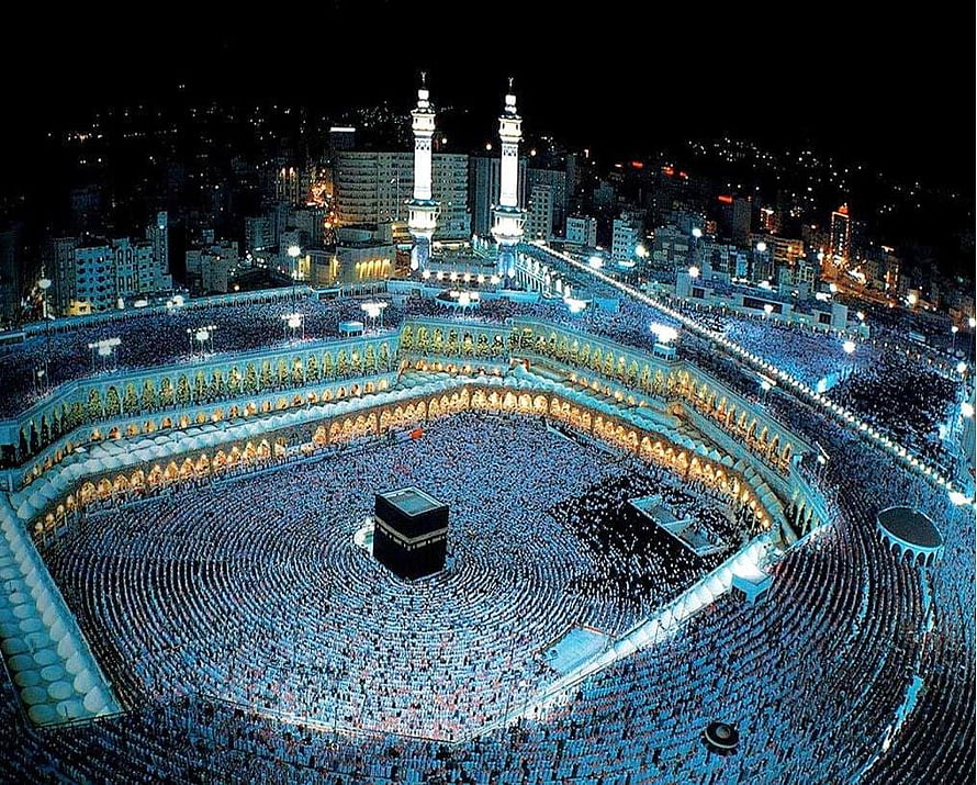 Aerial Night View of the Kaaba in Mecca Surrounded by Pilgrims HD wallpaper