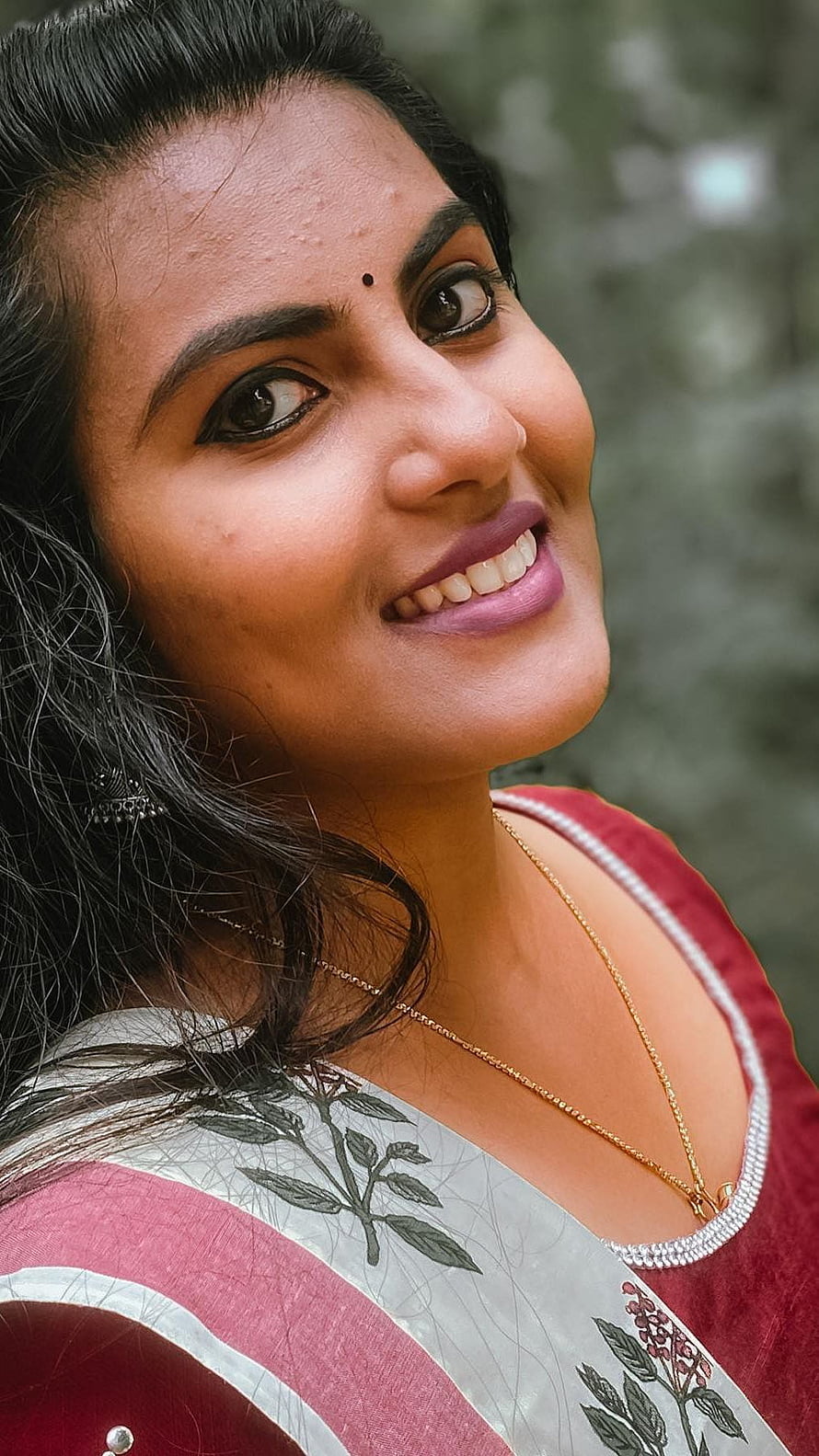 Shruti Nair in Traditional Indian Attire with Floral Embroidery and Gold Necklace HD phone wallpaper