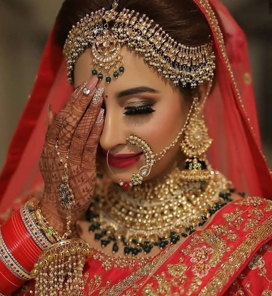 Indian Bridal Portrait With Red Saree, Henna Hands, And Gold Jewelry HD phone wallpaper