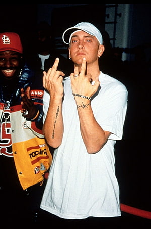 Eminem Flashing Middle Fingers in White T-Shirt and Cap HD phone wallpaper