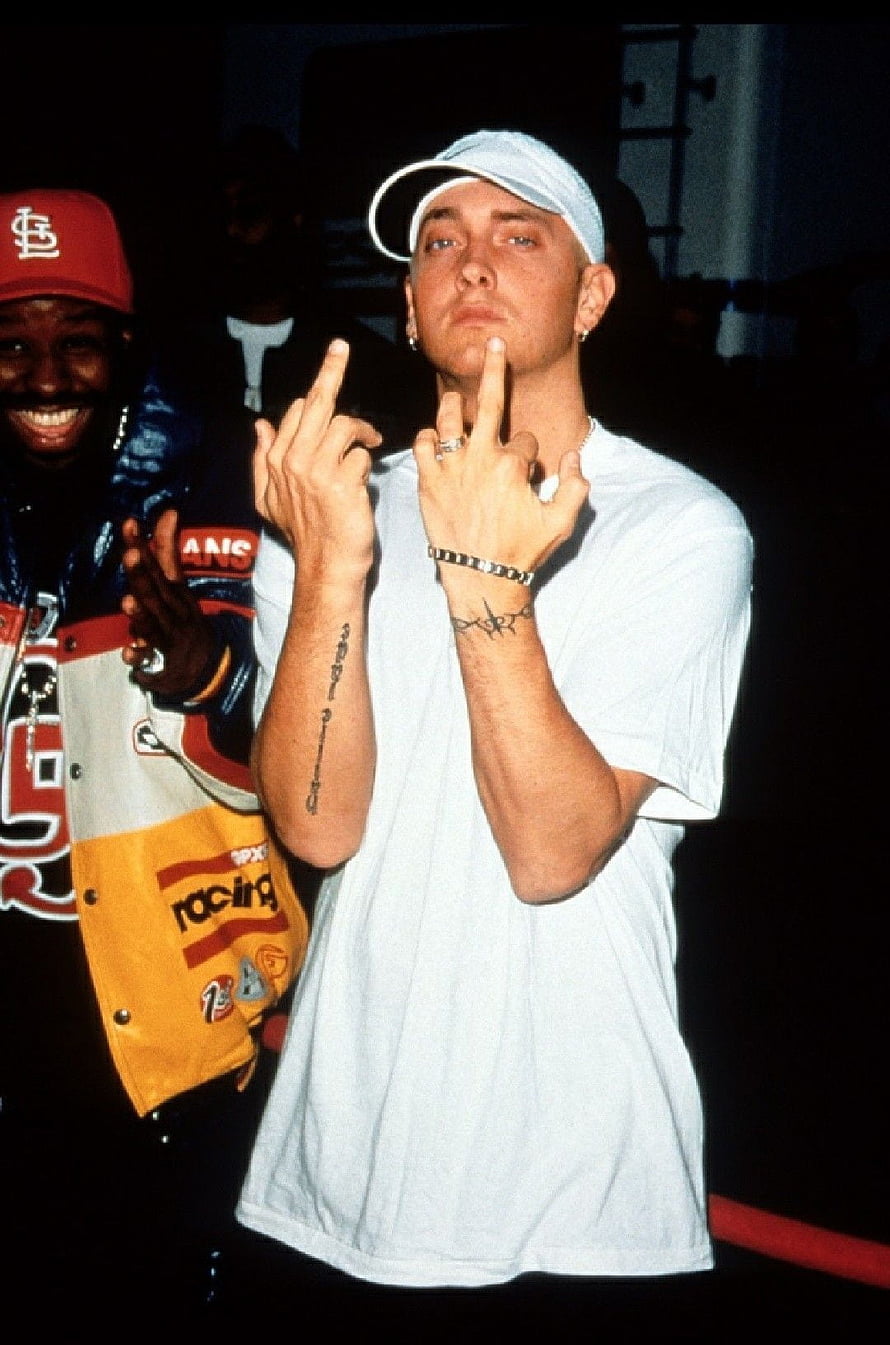 Eminem Flashing Middle Fingers in White T-Shirt and Cap HD phone wallpaper