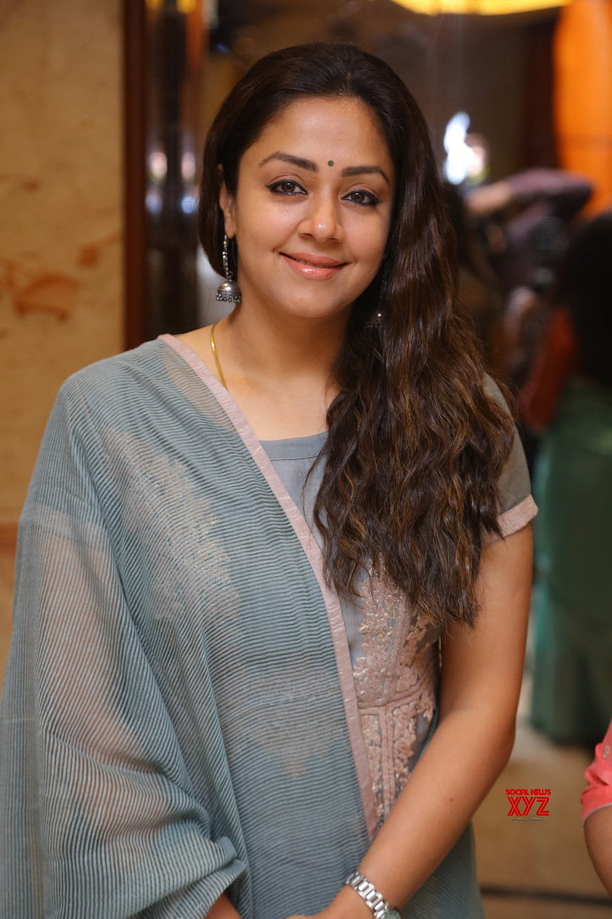 Jyothika in a grey embroidered kurta with sheer dupatta and traditional jewelry HD phone wallpaper