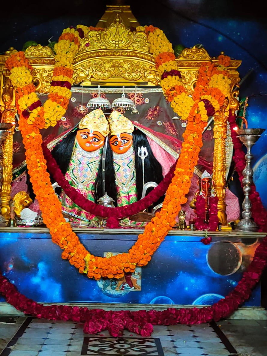 Chamunda Maa Temple Idol Adorned With Marigold Garlands And Golden Ornamentation HD phone wallpaper