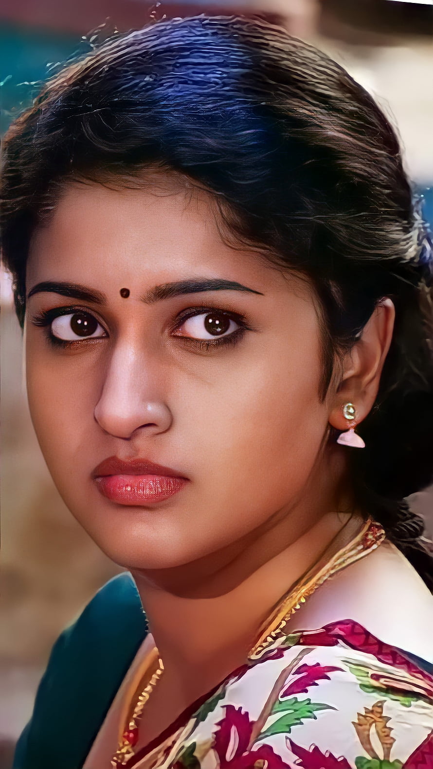 Tanya Ravichandran Portrait in Traditional Floral Saree with Gold Jewelry HD phone wallpaper