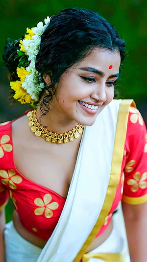 Nayanthara in traditional Kerala attire with flowers in hair and gold jewelry HD phone wallpaper