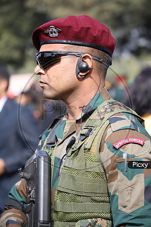 Indian Army Para Commando in Tactical Gear and Maroon Beret HD phone wallpaper