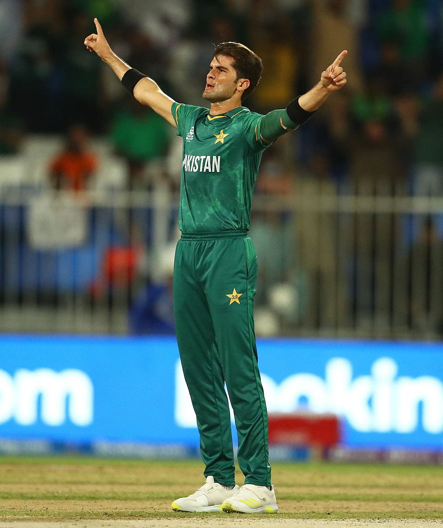 Shaheen Afridi Celebrating on the Cricket Field in Pakistan Green Kit HD phone wallpaper