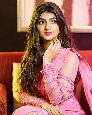 Pooja Hegde in a stunning pink traditional outfit with intricate sleeve details and elegant jewelry HD phone wallpaper