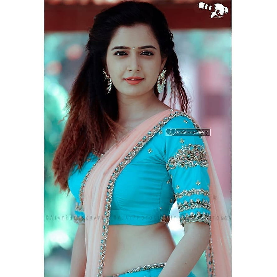 Ashika Ranganath in a turquoise embroidered blouse and peach sari with traditional jewelry HD phone wallpaper